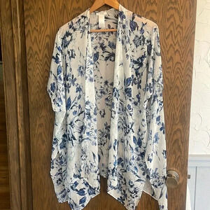 Blue and white floral Kimono‎